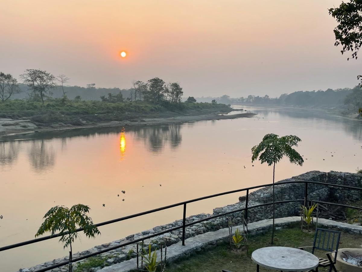 Chitwan Riverside Resort Sauraha Esterno foto