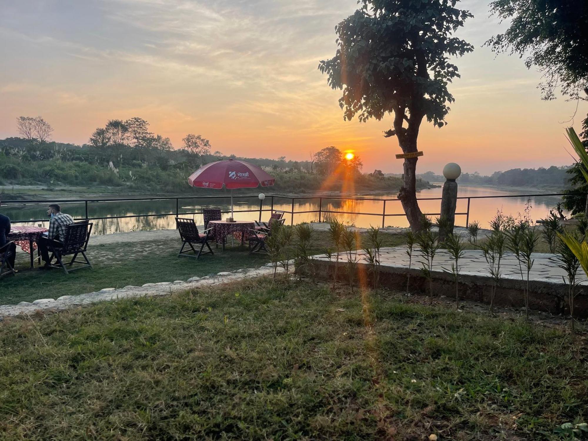 Chitwan Riverside Resort Sauraha Esterno foto