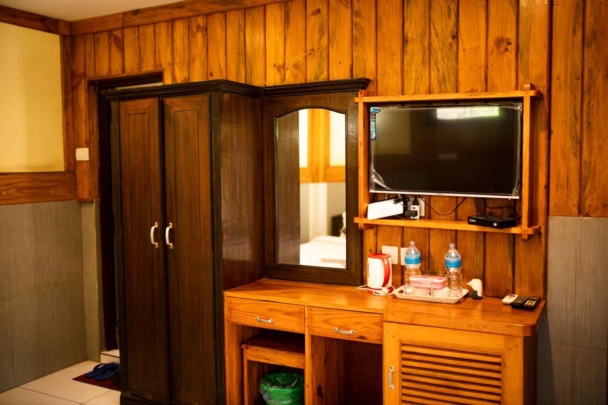 Chitwan Riverside Resort Sauraha Esterno foto