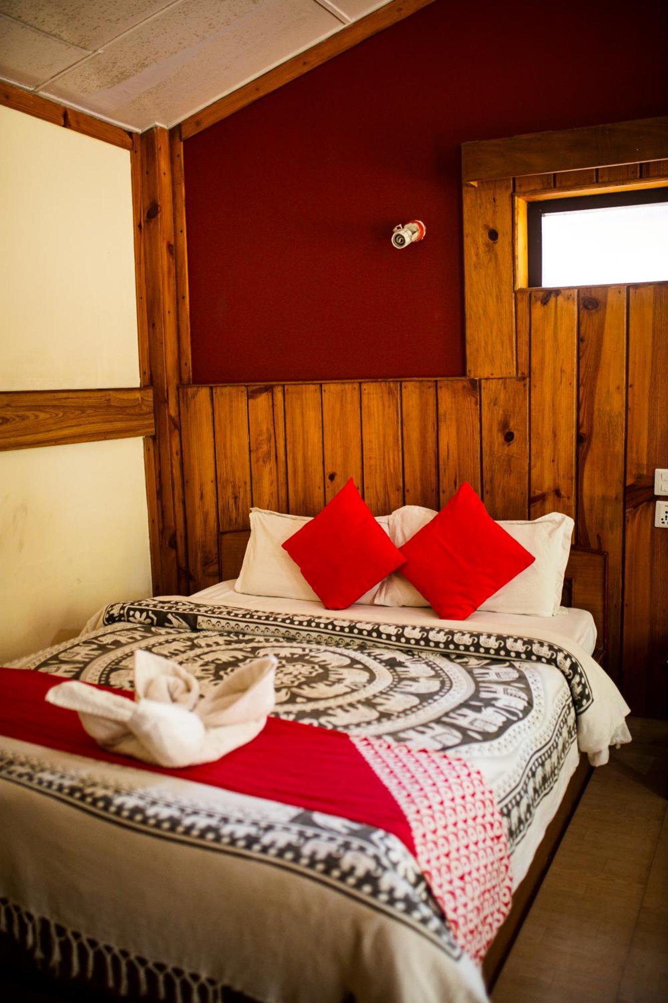 Chitwan Riverside Resort Sauraha Esterno foto