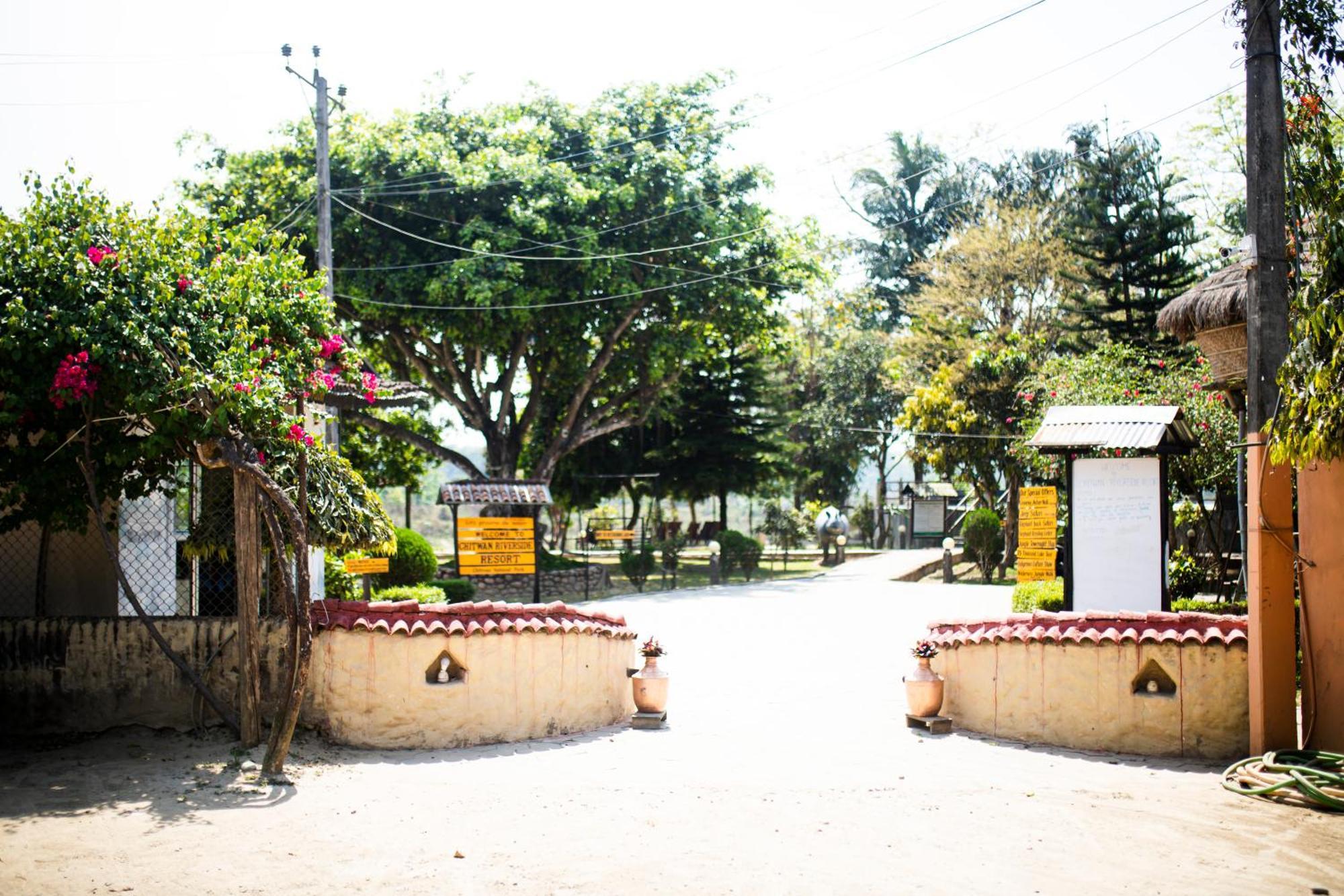 Chitwan Riverside Resort Sauraha Esterno foto