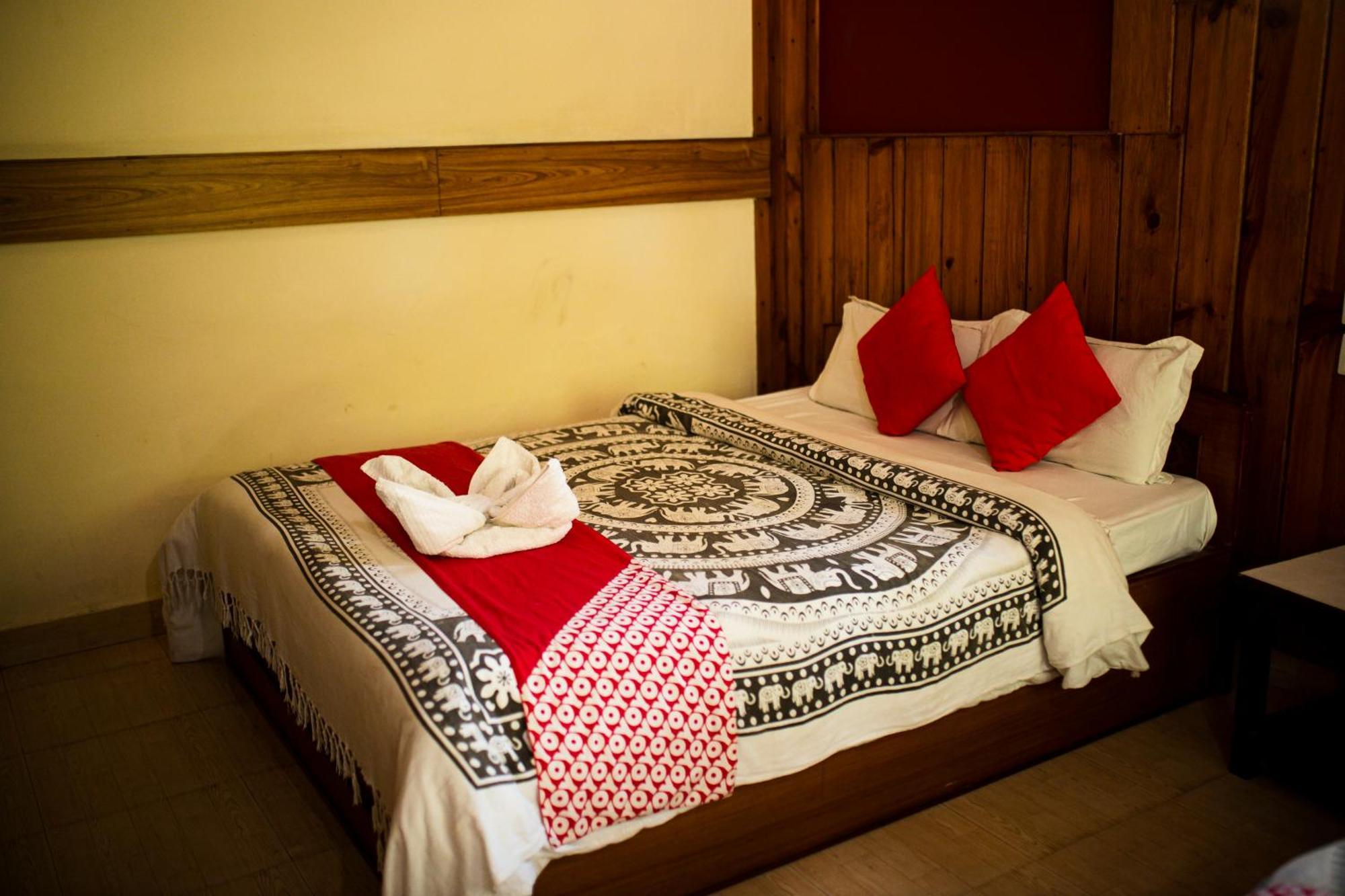 Chitwan Riverside Resort Sauraha Esterno foto