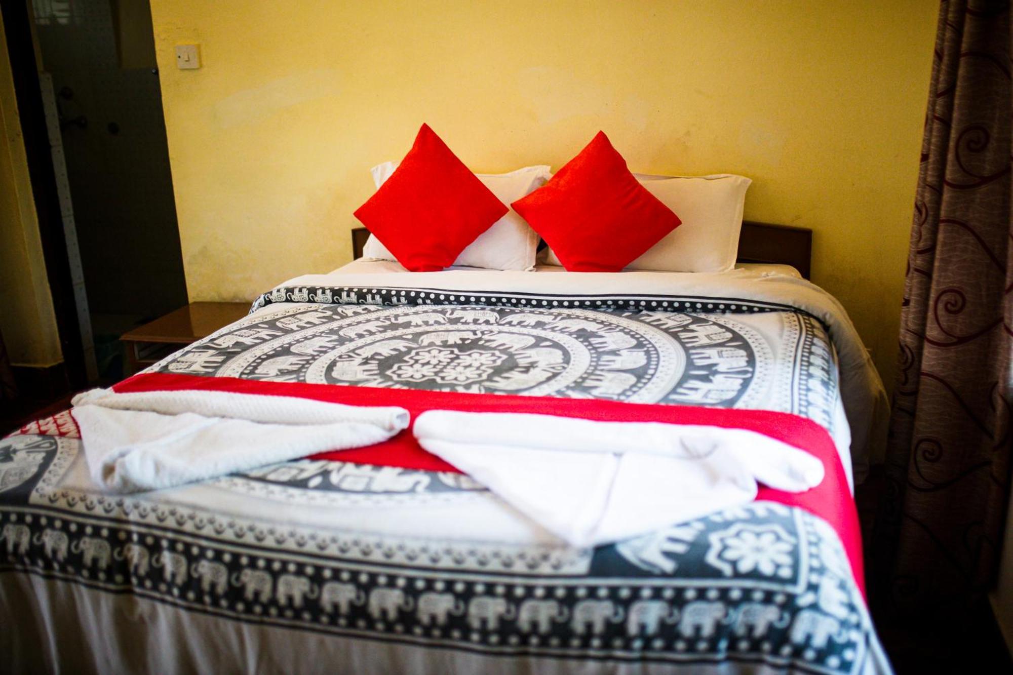 Chitwan Riverside Resort Sauraha Esterno foto