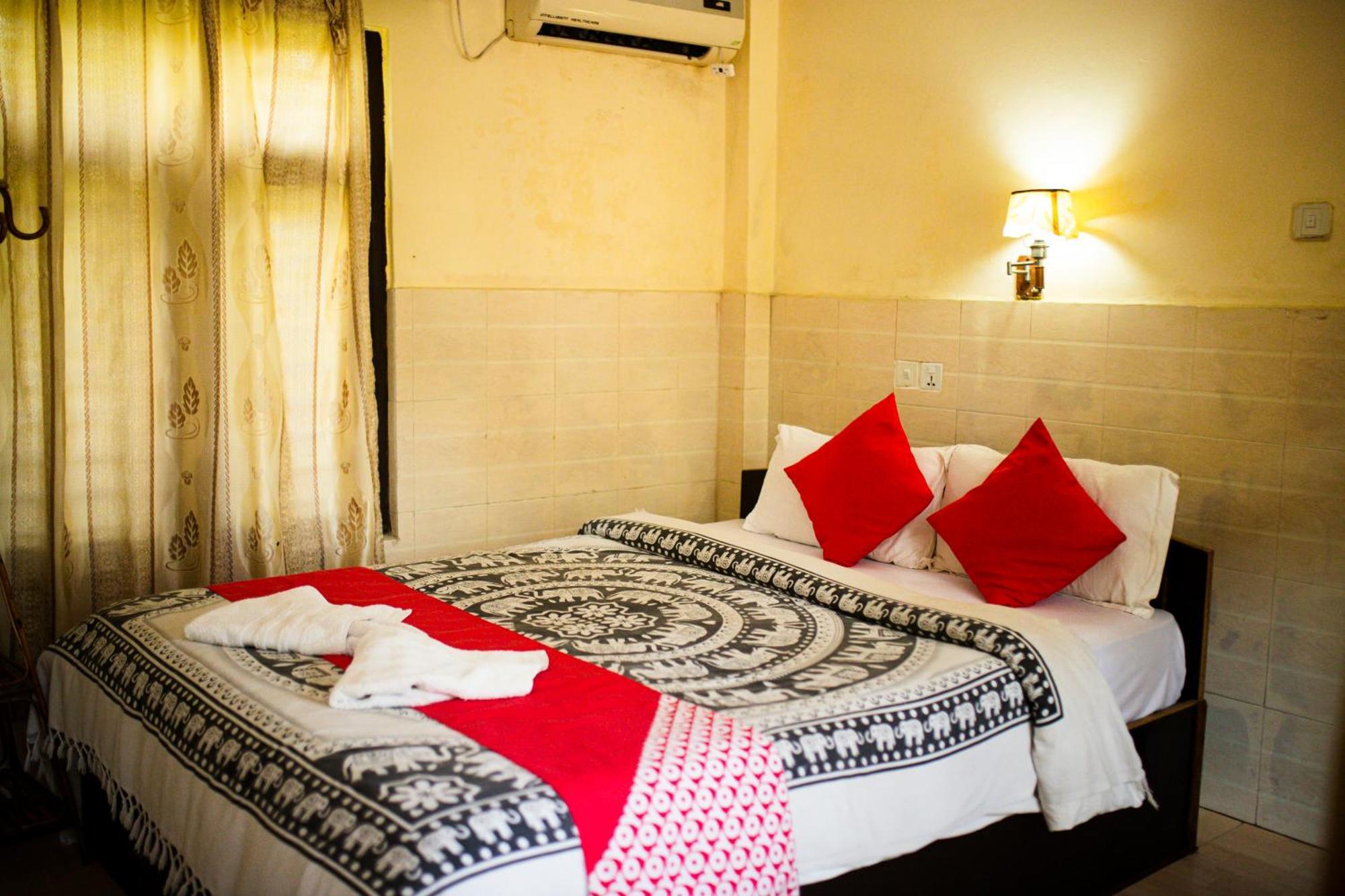 Chitwan Riverside Resort Sauraha Esterno foto