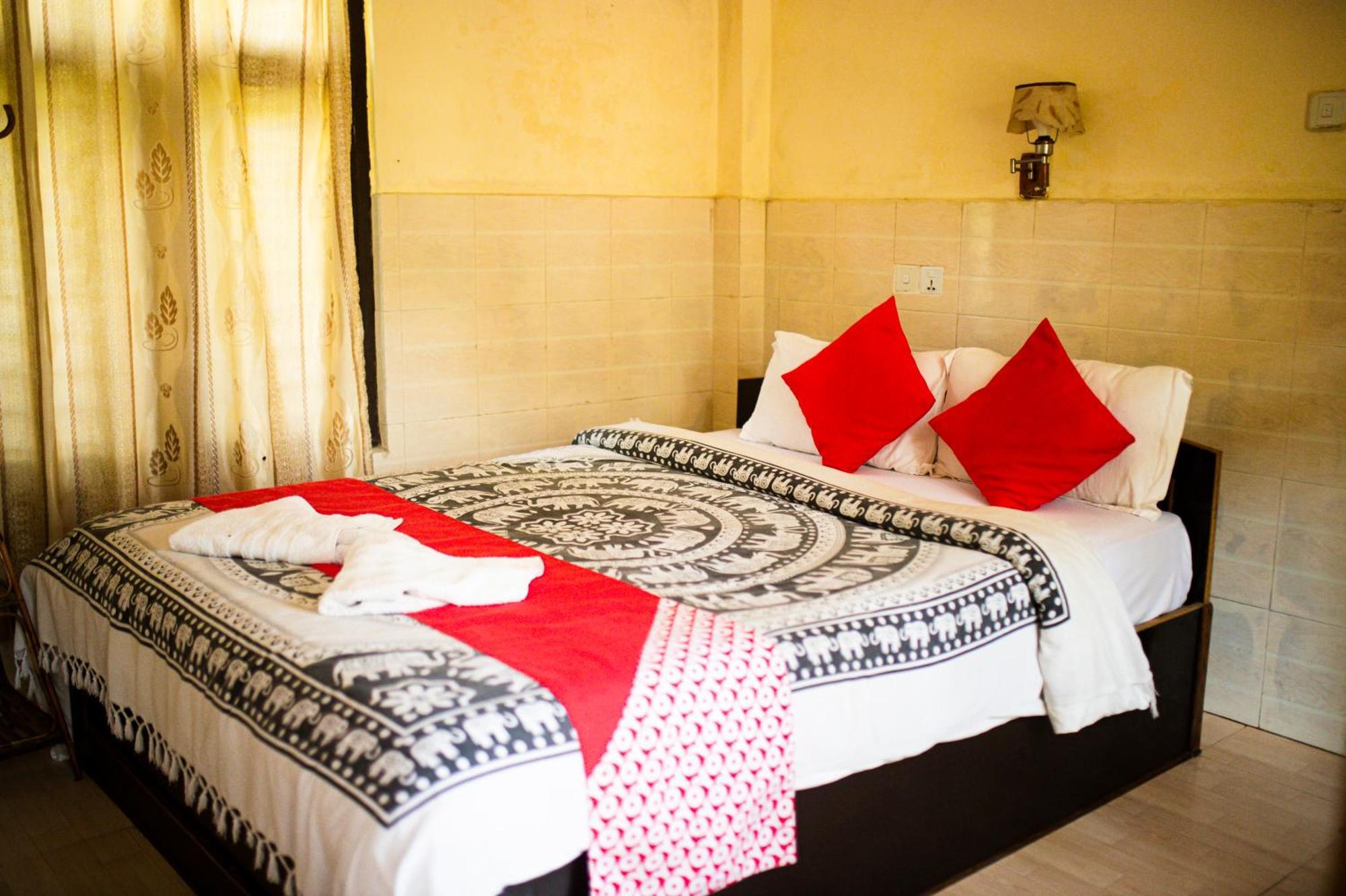 Chitwan Riverside Resort Sauraha Esterno foto