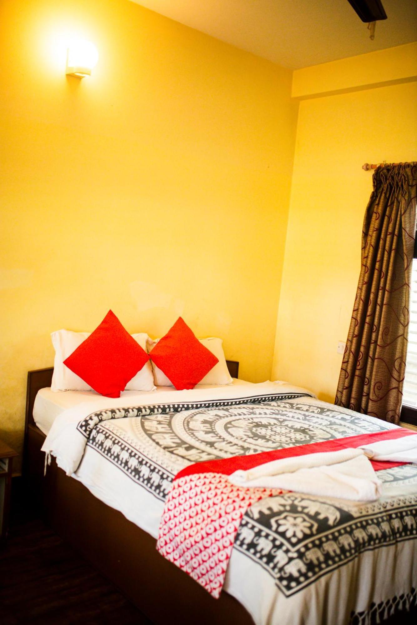 Chitwan Riverside Resort Sauraha Esterno foto
