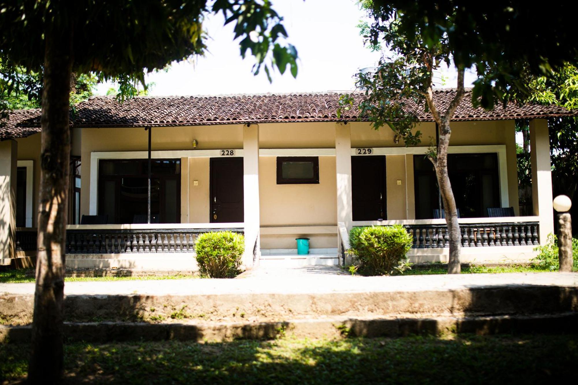 Chitwan Riverside Resort Sauraha Esterno foto