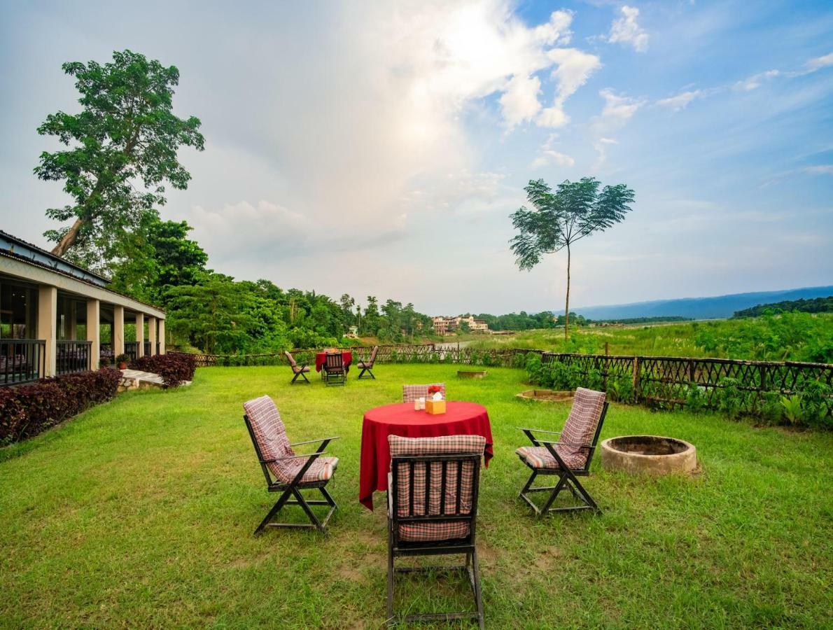 Chitwan Riverside Resort Sauraha Esterno foto