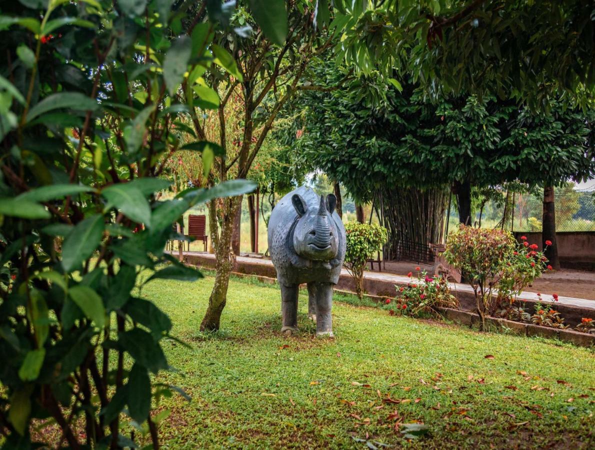 Chitwan Riverside Resort Sauraha Esterno foto