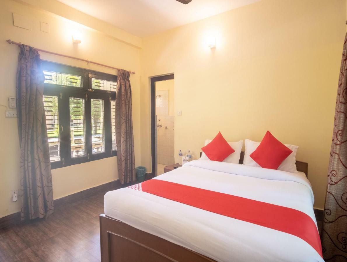 Chitwan Riverside Resort Sauraha Esterno foto
