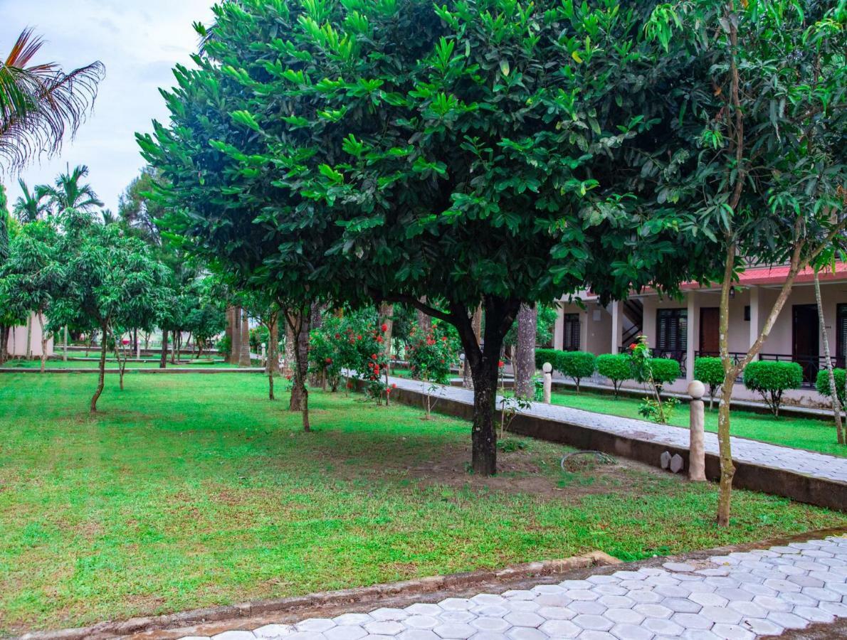 Chitwan Riverside Resort Sauraha Esterno foto