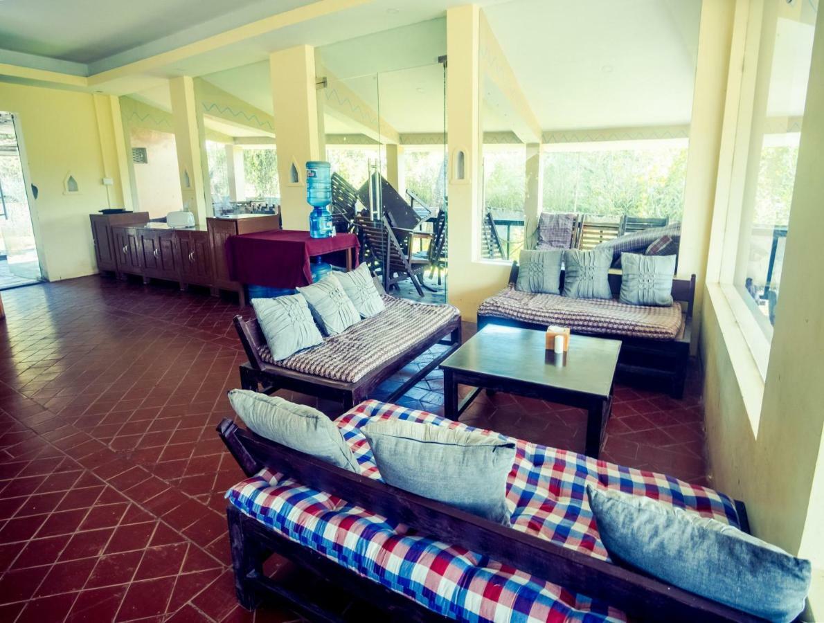 Chitwan Riverside Resort Sauraha Esterno foto