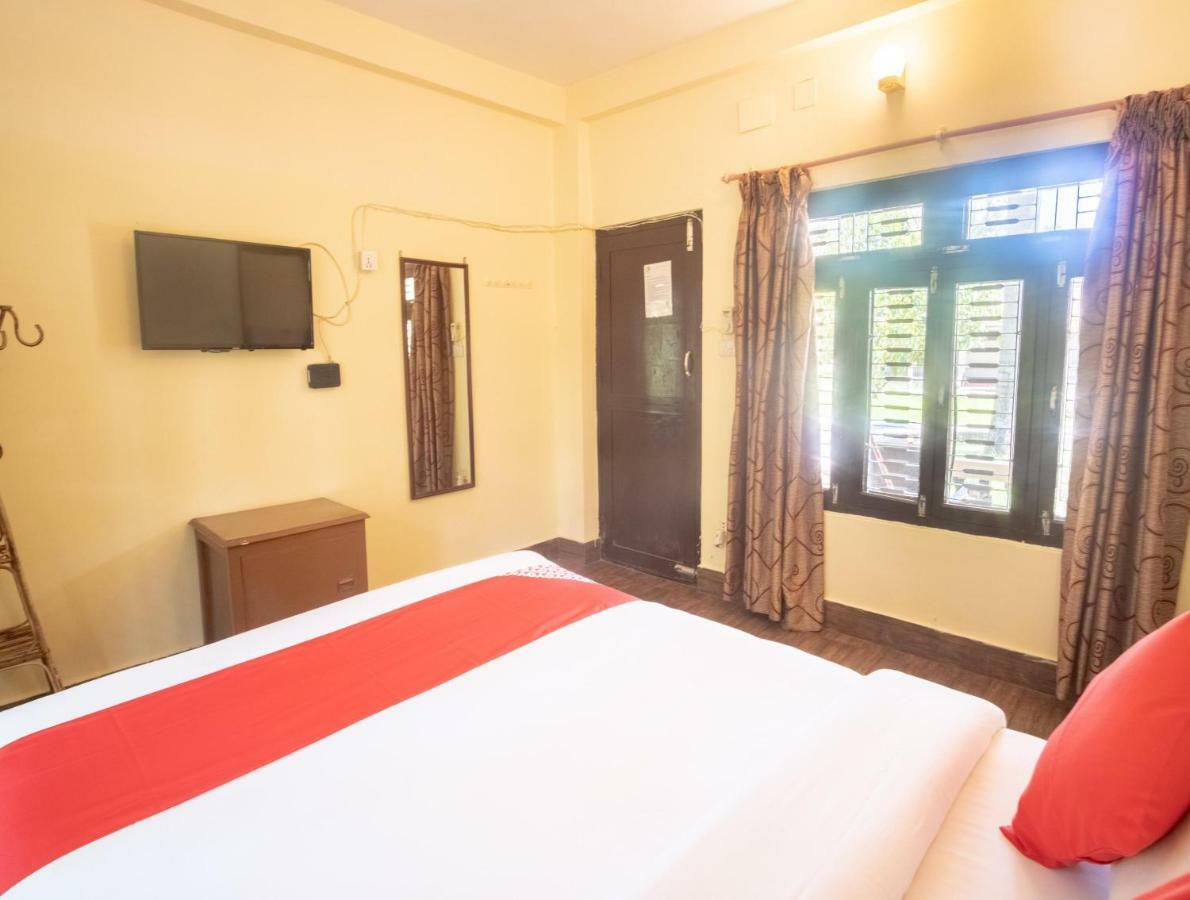Chitwan Riverside Resort Sauraha Esterno foto