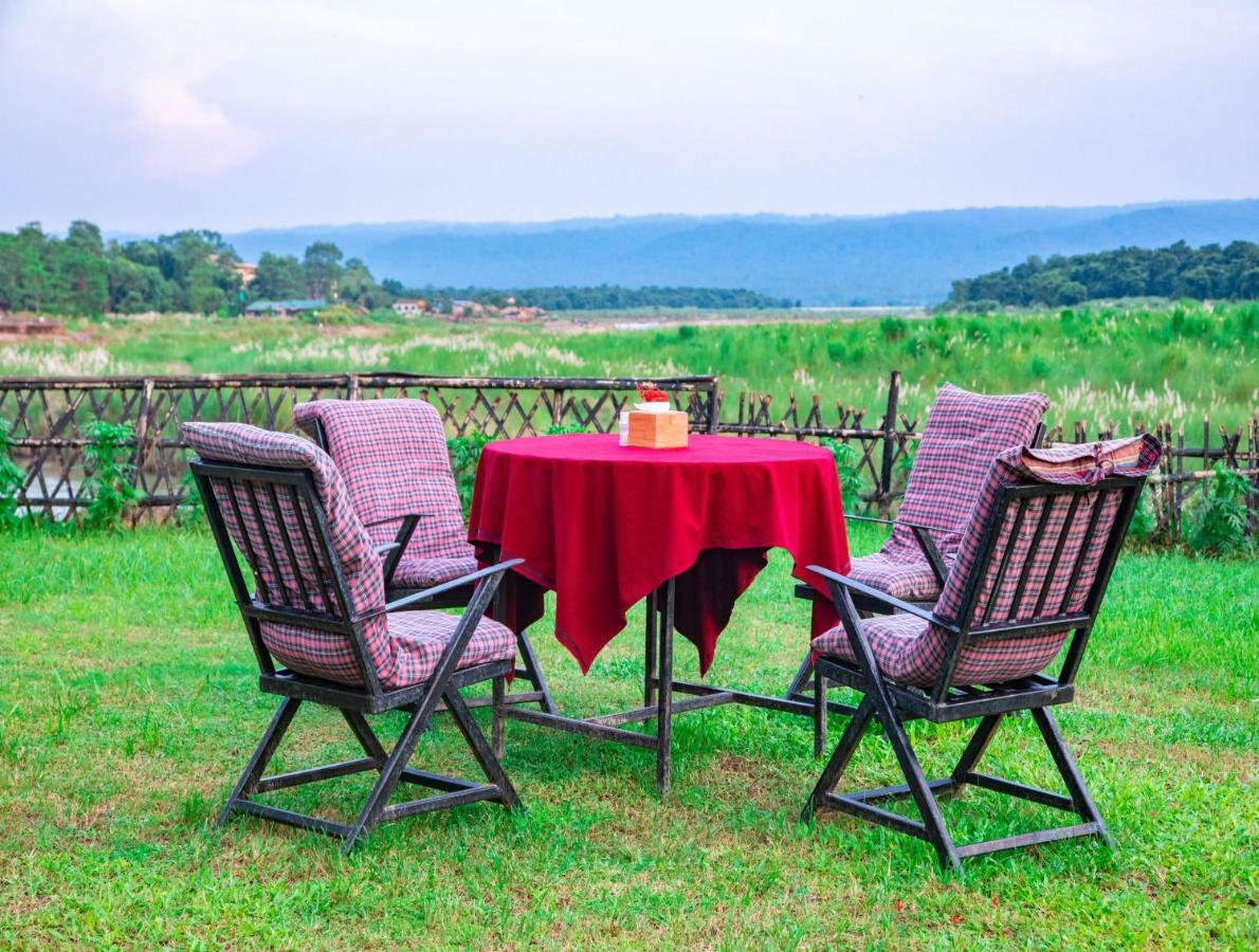 Chitwan Riverside Resort Sauraha Esterno foto