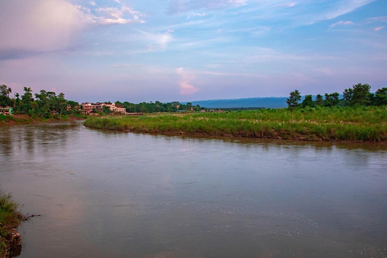 Chitwan Riverside Resort Sauraha Esterno foto