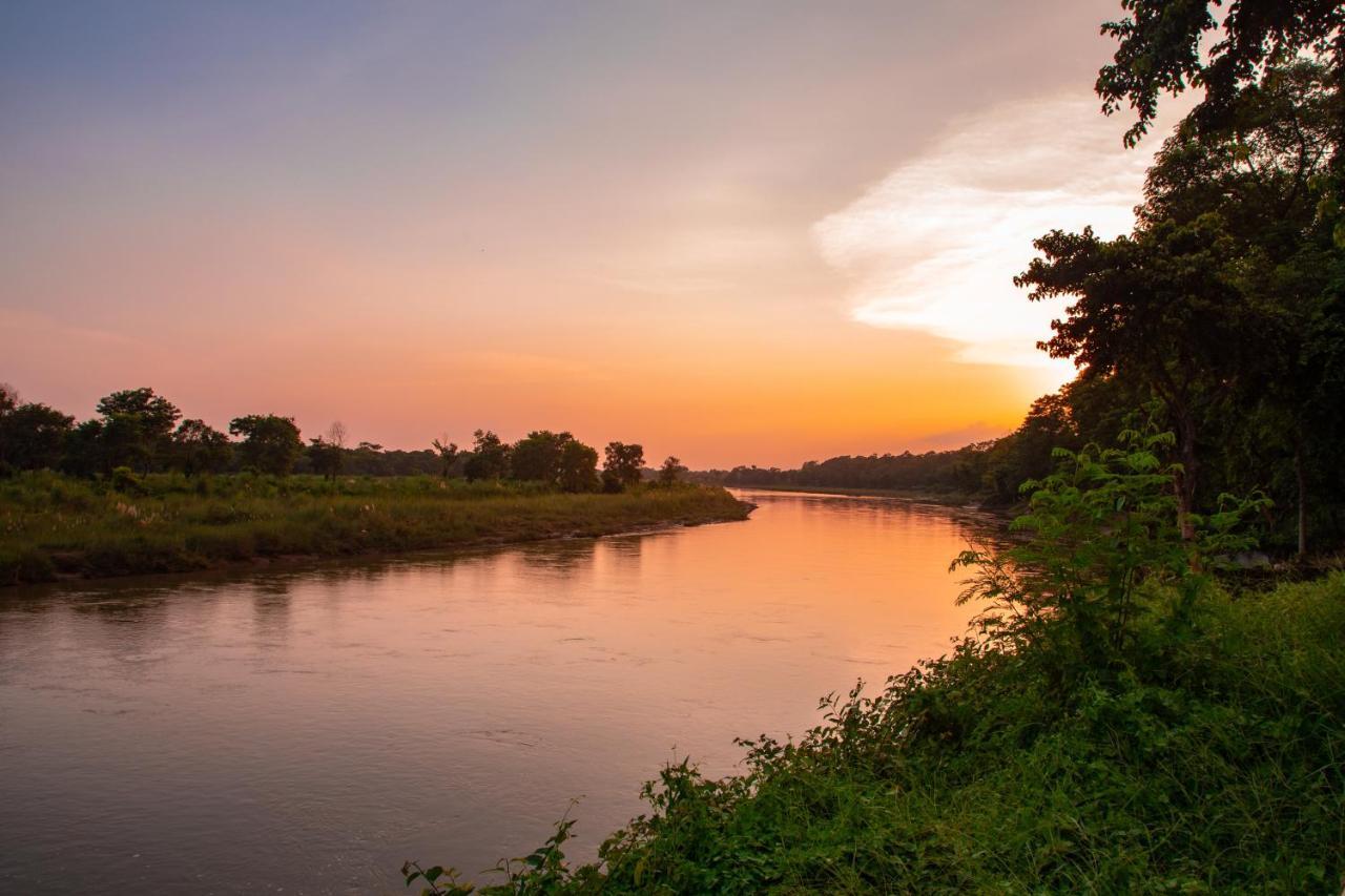 Chitwan Riverside Resort Sauraha Esterno foto