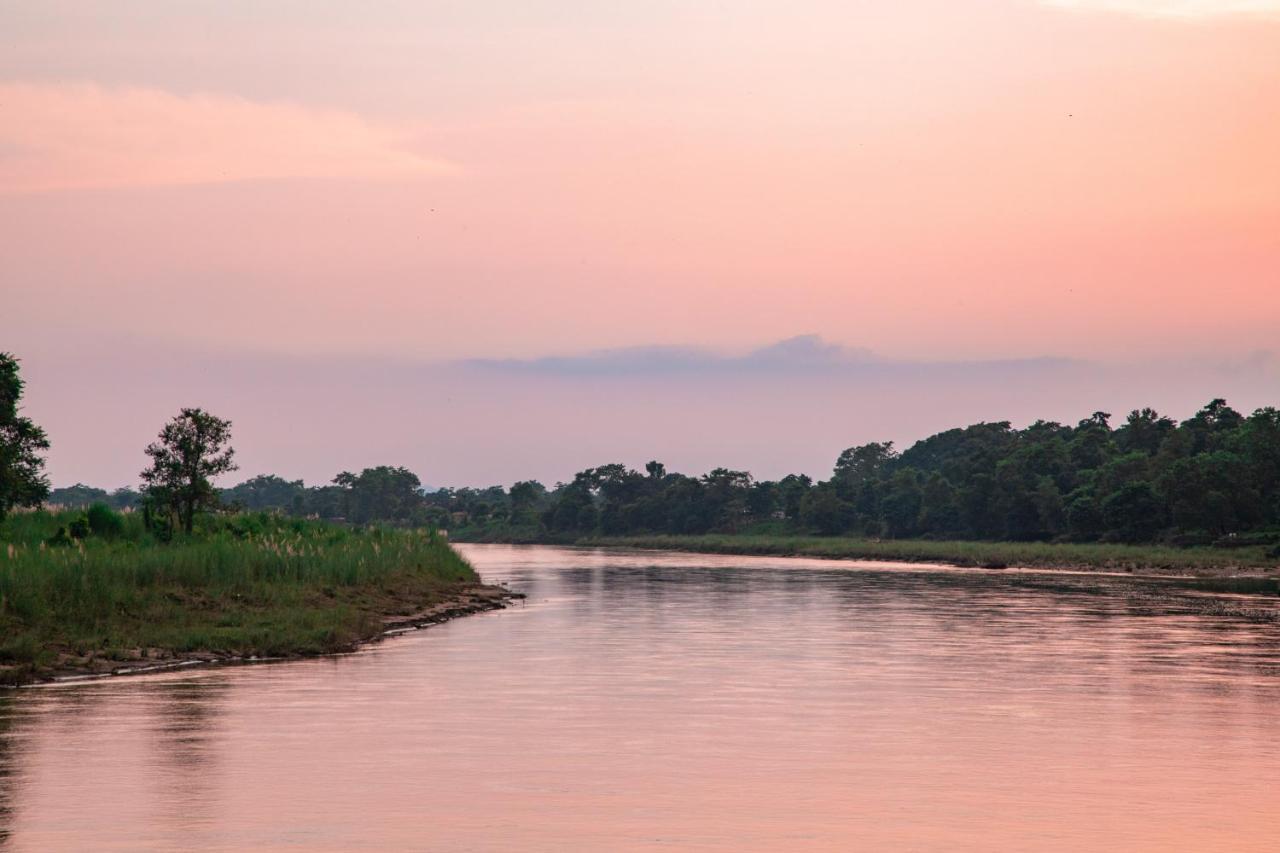 Chitwan Riverside Resort Sauraha Esterno foto