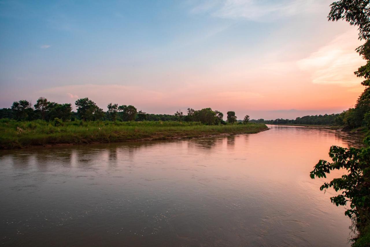 Chitwan Riverside Resort Sauraha Esterno foto